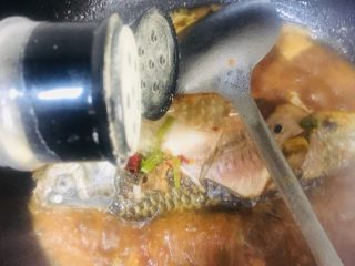 15、红烧鲫鱼,放入适量的白胡椒粉拌匀大火烧开