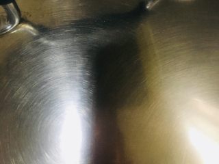 16、红烧鲫鱼,盖上锅盖转小火焖煮二十分钟