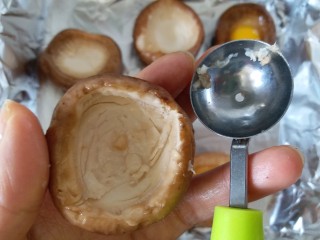 5、香菇烤太阳,用挖球器把香菇肉再挖走一点，不然鹌鹑蛋会流出来。如果是大的香菇就忽略