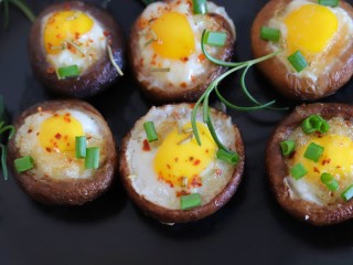 8、香菇烤太阳,放进烤箱180度烘烤18分钟左右出炉