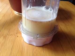 3、红糖姜汁糍粑,放料理机中，加入约200克的水打成汁