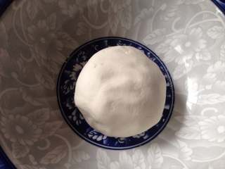 6、红糖姜汁糍粑,再揉成光滑面团，加盖保鲜膜醒10分钟