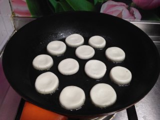 7、红糖姜汁糍粑,不沾锅中加少许油，放入圆球用手按压扁成饼状