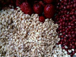 1、#红豆，薏米，玉米粒，大麦，红枣，山楂，解暑汤#,把所以的身材洗干净备用