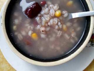 4、#红豆，薏米，玉米粒，大麦，红枣，山楂，解暑汤#,炖好的，红豆，薏米，大麦，红枣，山楂解暑汤炖好了