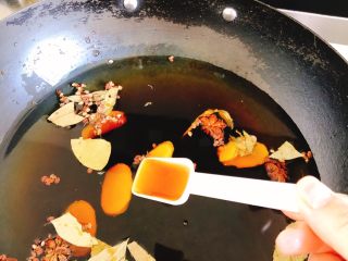 8、正宗茶叶蛋,加入5勺料酒。