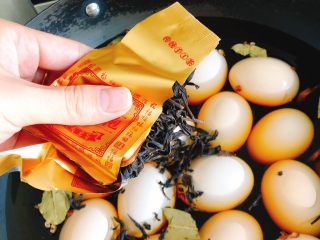 12、正宗茶叶蛋,最后倒入一包茶叶。