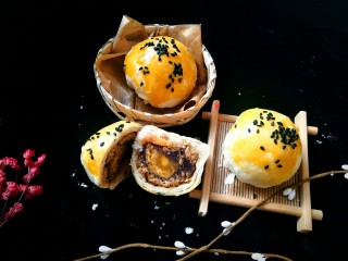 1、紫薯肉松陷蛋黄酥,一口咬下去，酥得掉渣。好看又好吃，赶紧尝试吧