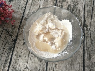 2、紫薯肉松陷蛋黄酥,将油皮材料全部放到一起，捏成团