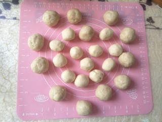 5、紫薯肉松陷蛋黄酥,20分钟后，将油皮和油酥各分成12份。