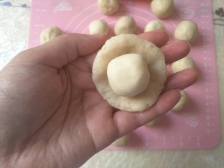 6、紫薯肉松陷蛋黄酥,油皮包油酥，收口收紧。