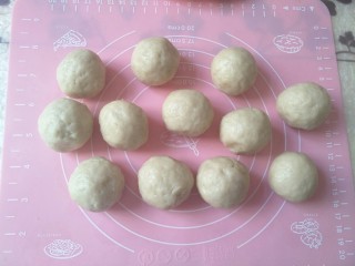 7、紫薯肉松陷蛋黄酥,全部包好后盖上保鲜膜静置五分钟。