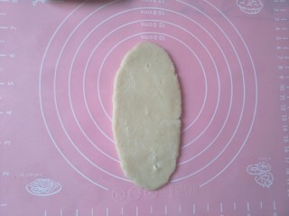 8、紫薯肉松陷蛋黄酥,五分钟后取出一份，用擀面杖擀成的牛舌状。