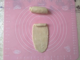 9、紫薯肉松陷蛋黄酥,自上而下卷起来