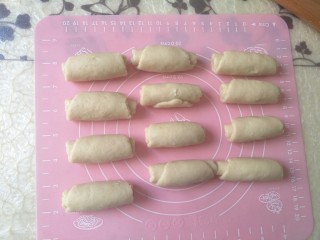 10、紫薯肉松陷蛋黄酥,将十二份全部卷好，盖上保鲜膜松弛15分钟。