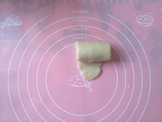 12、紫薯肉松陷蛋黄酥,自上而下卷起来
