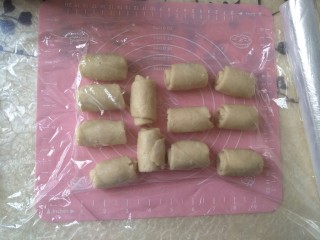 13、紫薯肉松陷蛋黄酥,十二份全部卷好，盖上保鲜膜松弛十五分钟