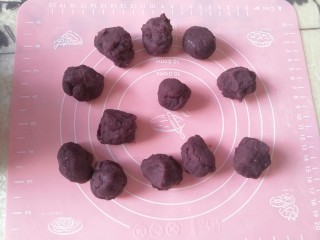 15、紫薯肉松陷蛋黄酥,将紫薯分成12份，每份20克