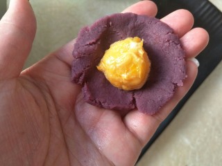 16、紫薯肉松陷蛋黄酥,紫薯包上烤好的咸鸭蛋黄