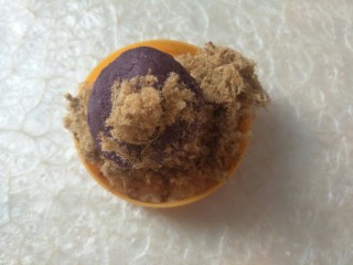 17、紫薯肉松陷蛋黄酥,包好的馅，滚上一层肉松