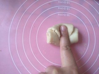 18、紫薯肉松陷蛋黄酥,15分钟后，面皮取出中间按起。