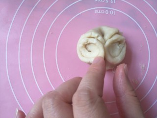 19、紫薯肉松陷蛋黄酥,按起后如图