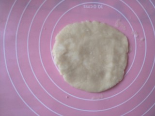 20、紫薯肉松陷蛋黄酥,用擀面杖轻轻的擀成圆皮。