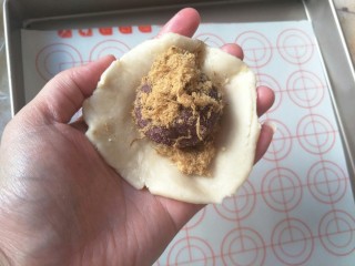21、紫薯肉松陷蛋黄酥,包上馅料，收口收紧