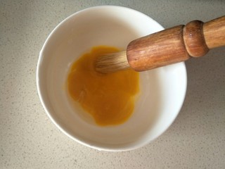 23、紫薯肉松陷蛋黄酥,取一个鸡蛋黄，打散