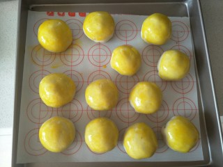 24、紫薯肉松陷蛋黄酥,用油刷轻轻的在蛋黄酥表面刷两遍蛋黄液。