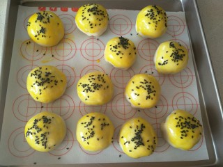 25、紫薯肉松陷蛋黄酥,撒一点黑芝麻