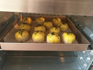 26、紫薯肉松陷蛋黄酥,放入预热好的烤箱中层，上下火180°烤26分钟