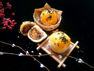 27、紫薯肉松陷蛋黄酥,切开，漂亮的颜色，好吃的味道。让人欲罢不能????