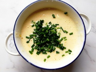 4、香葱牛奶鸡蛋煎饼,加入洗干净切碎的葱花搅拌均匀