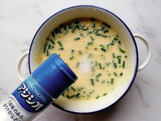 5、香葱牛奶鸡蛋煎饼,最后加入适量的食盐搅拌均匀