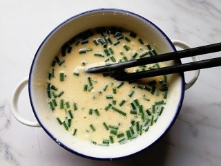 6、香葱牛奶鸡蛋煎饼,最后面糊的状态