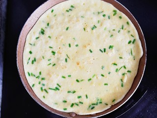 9、香葱牛奶鸡蛋煎饼,煎至两面微黄即可出锅～