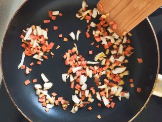 5、#宝宝辅食#自制午餐肉,加入胡萝卜和香菇丁，翻炒1分钟