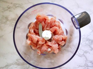 6、#宝宝辅食#自制午餐肉,肉去掉姜丝，放入绞肉杯中