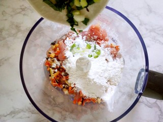 9、#宝宝辅食#自制午餐肉,倒入切好的葱花