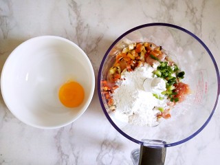 10、#宝宝辅食#自制午餐肉,鸡蛋清倒入绞肉杯中，蛋黄留在碗中，之后用