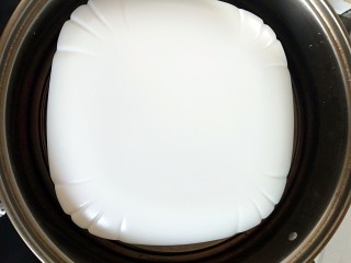 17、#宝宝辅食#自制午餐肉,上面盖盘子，冷水上锅，大火蒸20分钟