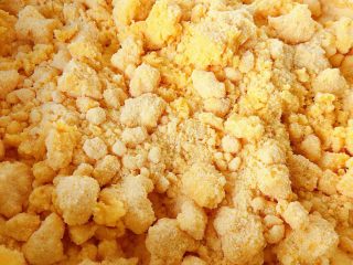 1、玉米面酸菜蒸包,自家腌制的酸菜既干净又好吃酸菜用清水浸泡十分钟洗净沥干水分备用