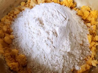 2、玉米面酸菜蒸包,加入白面粉再加入适量温水开始和面