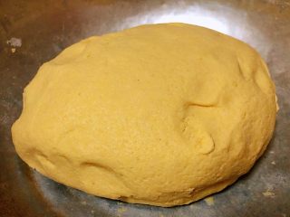 3、玉米面酸菜蒸包,和好的面团盖上保鲜膜醒制二十分钟
