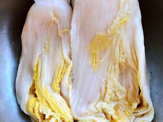 4、玉米面酸菜蒸包,自家腌制的酸菜既干净又好吃酸菜用清水浸泡十分钟洗净沥干水分备用