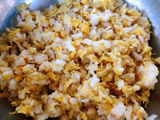 5、玉米面酸菜蒸包,酸菜切成小丁攥干水分