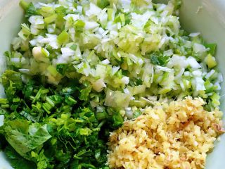 6、玉米面酸菜蒸包,葱姜香菜切成小粒备用