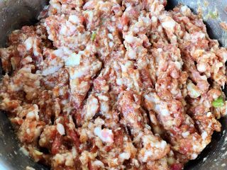 7、玉米面酸菜蒸包,猪肉放入一品鲜酱油、蚝油、部分葱、姜搅拌均匀腌制半小时入味