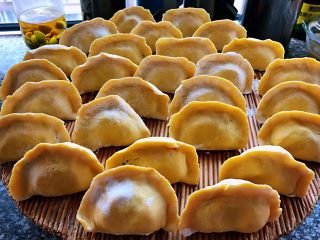 11、玉米面酸菜蒸包,包子依次包好摆入盖链中